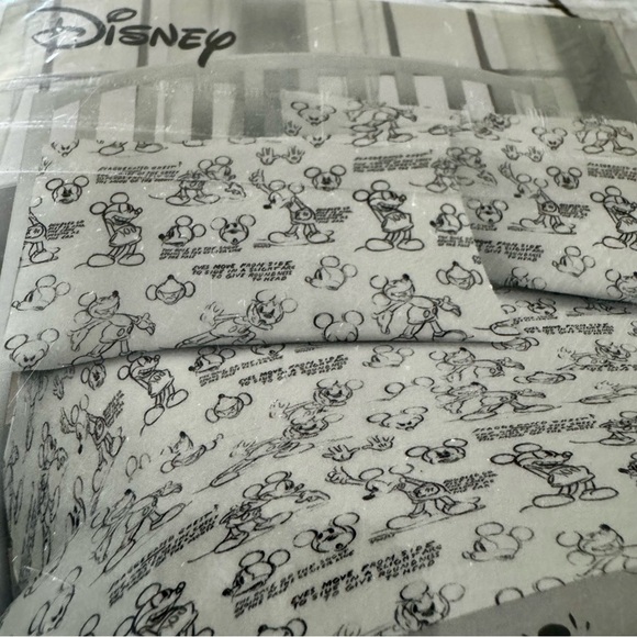 Disney QUEEN Sheet Set - Black and White NEW! - Picture 3 of 13